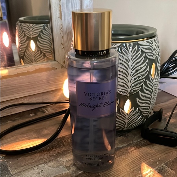Victoria's Secret Midnight Bloom Fragrance Mist - Picture 4 of 8